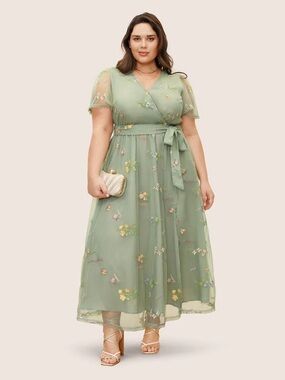 BloomChic Sage Green Embroidered Floral Midi Dress Plus Size 14/16 NWT